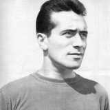 Nato a Cerignola ma cresciuto nelle giovanili del Torino, l�attaccante Riccardo Carapellese (Cerignola, 1922-Rapallo, 1995) esord� in A nel 1946 con il Milan. In Nazionale ha collezionato 16 presenze e 10 gol, di cui due ai Mondiali brasiliani del 1950 (foto di RamblerBiondo)